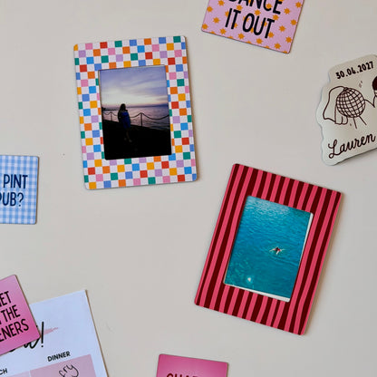 Wavy stripe magnetic photo frame