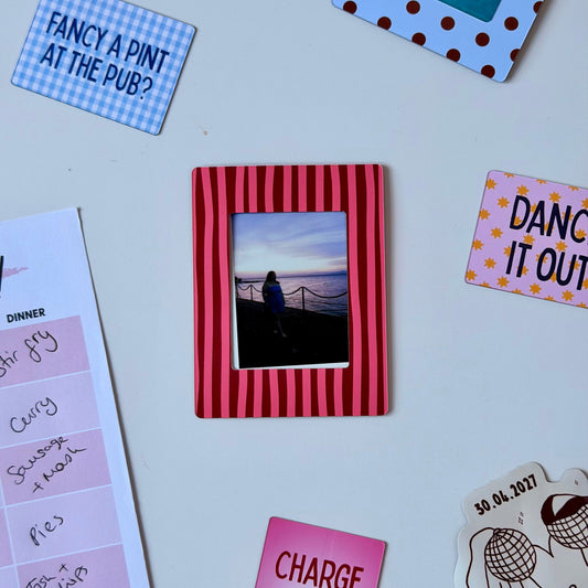 Wavy stripe magnetic photo frame